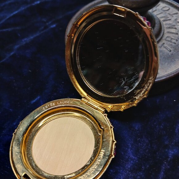 Estee Lauder 2011 Pink Ribbon Compact - Picture 3 of 5